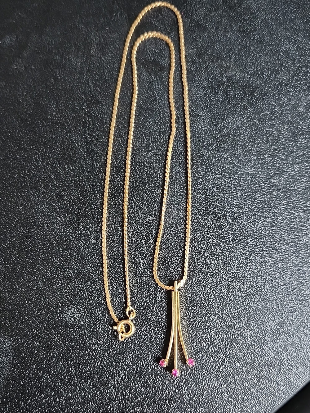 AVON 1978 Gold Tone Pendant Necklace with Pink Accent Drops